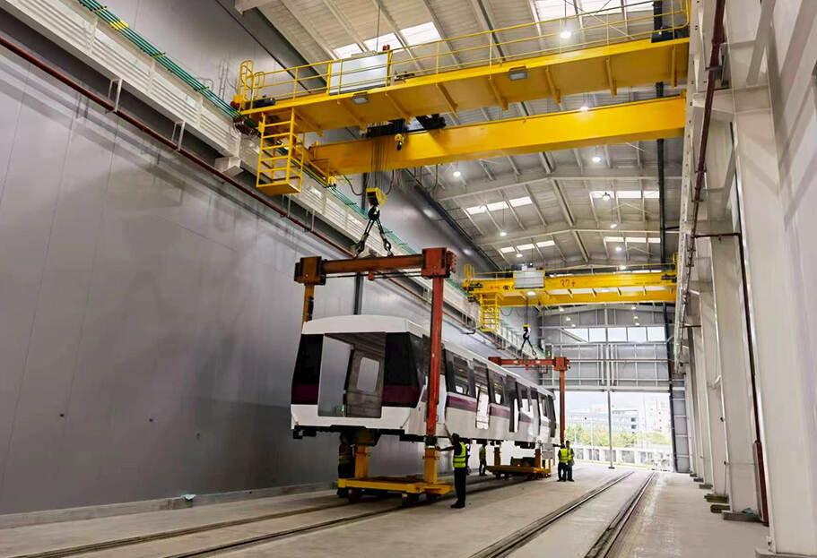 Dual-Machine Linkage Drives Intelligent Manufacturing | 32-Ton One-Control-Two Double-Girder Crane With Hook Empowers Lean Production at Dalian Locomotive & Rolling Stock Works